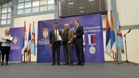 OSTALI DOSLEDNI BORBI ZA SLOBODU: Ministar Nikola Selaković uručio boračke spomenice borcima sa područja kuršumlijske opštine OSTALI DOSLEDNI BORBI ZA SLOBODU: Ministar Nikola Selaković uručio boračke spomenice borcima sa područja kuršumlijske opštine
