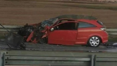 PRVI SNIMCI SA MESTA NESREĆE: Tragedija na obilaznici kod Surčina - Auto udario u kombi, poginuo muškarac (FOTO/VIDEO) PRVI SNIMCI SA MESTA NESREĆE: Tragedija na obilaznici kod Surčina - Auto udario u kombi, poginuo muškarac (FOTO/VIDEO)