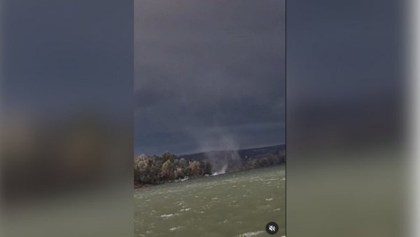 ПОГЛЕДАЈТЕ КАКО ЈЕ ТОРНАДО ПОГОДИО ФУТОГ: Житељи овог места остали у потпуном шоку (ВИДЕО) ПОГЛЕДАЈТЕ КАКО ЈЕ ТОРНАДО ПОГОДИО ФУТОГ: Житељи овог места остали у потпуном шоку (ВИДЕО)