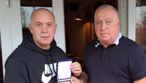 PRIZNANJE RATKU DRAŠKOVIĆU: Bokserski savez Srbije nagradio nikšićkog boksera nokautera (FOTO) PRIZNANJE RATKU DRAŠKOVIĆU: Bokserski savez Srbije nagradio nikšićkog boksera nokautera (FOTO)