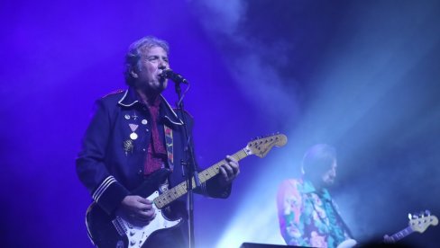 MUZIČKIM VREMEPLOVOM KROZ 42 GODINE KARIJERE: Kiki Lesendrić i Piloti održali koncert u Beogradu (FOTO) MUZIČKIM VREMEPLOVOM KROZ 42 GODINE KARIJERE: Kiki Lesendrić i Piloti održali koncert u Beogradu (FOTO)