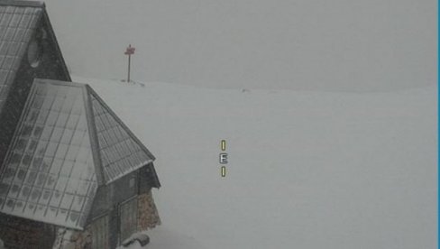 НАПАДАЛО ЧАК 32 ЦЕНТИМЕТАРА СНЕГА: Словеначка планина завејана у бело (ФОТО) НАПАДАЛО ЧАК 32 ЦЕНТИМЕТАРА СНЕГА: Словеначка планина завејана у бело (ФОТО)