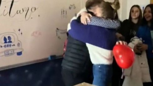 SVADBA O KOJOJ PRIČA CEO BALKAN Kada su čuli da se profesor ženi, đaci su rešili da mu prirede iznenađenje za pamćenje (VIDEO) SVADBA O KOJOJ PRIČA CEO BALKAN Kada su čuli da se profesor ženi, đaci su rešili da mu prirede iznenađenje za pamćenje (VIDEO)