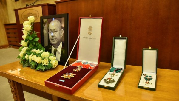 ПОШТОВАЛИ СУ ГА И СРБИ И МАЂАРИ: Бројни званичници у Новом Саду на комеморацији Иштвану Пастору (ФОТО) ПОШТОВАЛИ СУ ГА И СРБИ И МАЂАРИ: Бројни званичници у Новом Саду на комеморацији Иштвану Пастору (ФОТО)