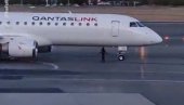 ZAKASNILA NA LET, PA TRČALA ZA AVIONOM: Putnica uspela ne samo da stigne avion, već i da ga zaustavi (VIDEO)