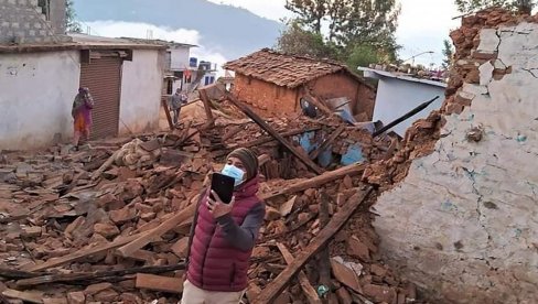 RUKAMA KOPAJU PO RUŠEVINAMA, TRAGEDIJA KAKVU NEPAL NE PAMTI: Raste broj žrtava razornog zemljotresa (FOTO) RUKAMA KOPAJU PO RUŠEVINAMA, TRAGEDIJA KAKVU NEPAL NE PAMTI: Raste broj žrtava razornog zemljotresa (FOTO)