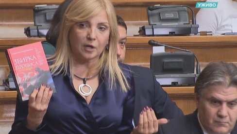 ĐILAS I LUTOVAC IZAZVALI TOTALNI HAOS U DS: Tatjana Manojlović podnela ostavku, velika svađa oko mandata ĐILAS I LUTOVAC IZAZVALI TOTALNI HAOS U DS: Tatjana Manojlović podnela ostavku, velika svađa oko mandata
