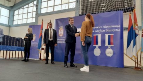ZAHVALNOST ZA ŽRTVE: Ministar Selaković i danas delio boračke spomenice borcima sa područja kuršumlijske opštine ZAHVALNOST ZA ŽRTVE: Ministar Selaković i danas delio boračke spomenice borcima sa područja kuršumlijske opštine
