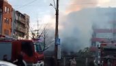 VATRA GUTA KUĆU U USTANIČKOJ: Veliki požar kod okretnice, vatrogasci na terenu (VIDEO) VATRA GUTA KUĆU U USTANIČKOJ: Veliki požar kod okretnice, vatrogasci na terenu (VIDEO)
