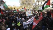 ХИЉАДЕ ЉУДИ НА УЛИЦАМА ПАРИЗА: Французи устали у знак подршке палестинском народу ХИЉАДЕ ЉУДИ НА УЛИЦАМА ПАРИЗА: Французи устали у знак подршке палестинском народу