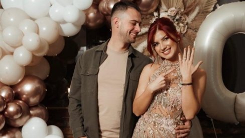 BIVŠA MINISTARKA STAJE NA LUDI KAMEN: Verenik joj pripremio iznenađenje za pamćenje (VIDEO) BIVŠA MINISTARKA STAJE NA LUDI KAMEN: Verenik joj pripremio iznenađenje za pamćenje (VIDEO)