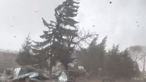 TRAJALO JE 30 MINUTA I BILO JE STRAŠNO: Snažan tornado napravio haos u komšiluku - Leteli krovovi ima i mrtvih (FOTO/VIDEO)