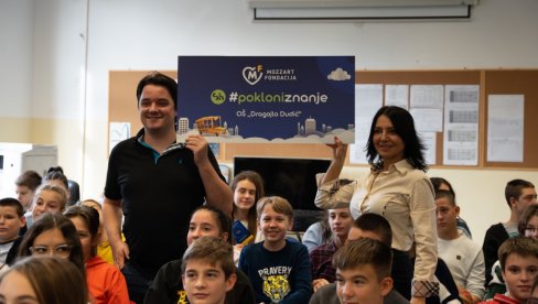 POTERA ZA ZNANJEM U OŠ „DRAGOJLO DUDIĆ“: Fondacija Mozzart učenike nagradila edukativnim vaučerima