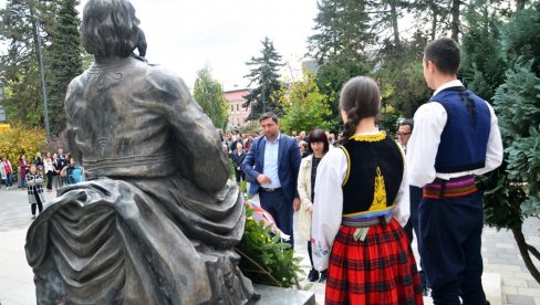VIŠNJIĆU U ČAST: Nemerljiv značaj pesničkog opusa za očuvanje identiteta srpskog naroda VIŠNJIĆU U ČAST: Nemerljiv značaj pesničkog opusa za očuvanje identiteta srpskog naroda