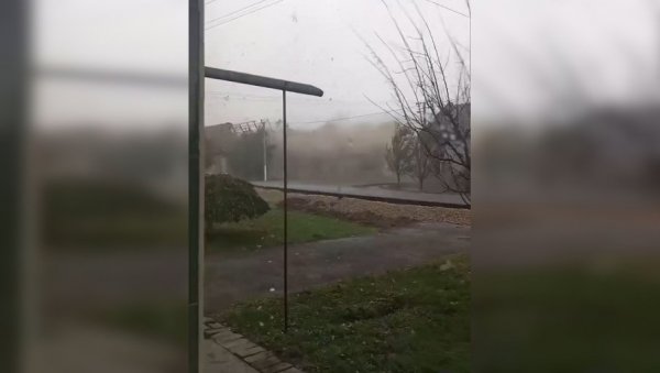 ПОГЛЕДАЈТЕ - ВЕТАР ОДНЕО ПОЛА КУЋЕ У БАЧКОЈ ПАЛАНЦИ: Снажна олуја захватила део Србије (ВИДЕО) ПОГЛЕДАЈТЕ - ВЕТАР ОДНЕО ПОЛА КУЋЕ У БАЧКОЈ ПАЛАНЦИ: Снажна олуја захватила део Србије (ВИДЕО)
