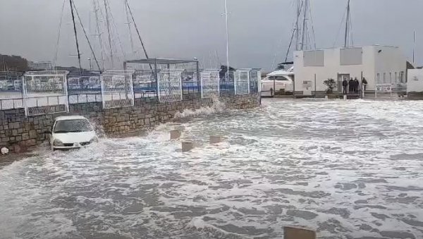 АУТОМОБИЛИ ЗАВРШИЛИ У МОРУ, А РИБЕ НА УЛИЦАМА: Оркански ветар направио праву пометњу на Јадрану (ВИДЕО) АУТОМОБИЛИ ЗАВРШИЛИ У МОРУ, А РИБЕ НА УЛИЦАМА: Оркански ветар направио праву пометњу на Јадрану (ВИДЕО)