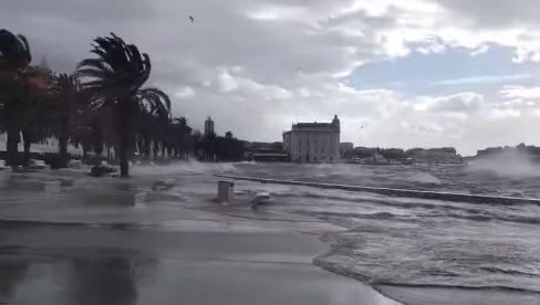 NEČUVENO DA TRAJE MESEC DANA, POPLAVE ĆE BITI SVE GORE: Stručnjaci o stravičnim vremenskim nepogodama u sred jeseni NEČUVENO DA TRAJE MESEC DANA, POPLAVE ĆE BITI SVE GORE: Stručnjaci o stravičnim vremenskim nepogodama u sred jeseni