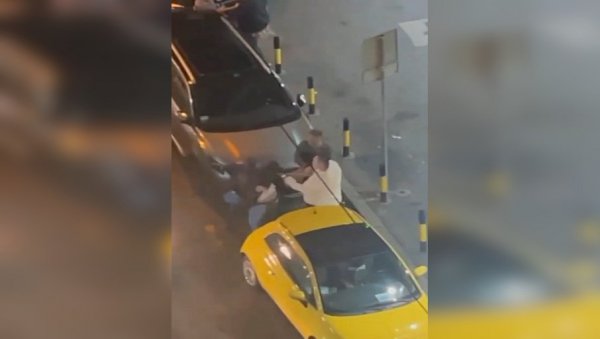 ЖЕСТОКА ТУЧА У БЕОГРАДУ: Радиле песнице, штангла, умешана и жена ЖЕСТОКА ТУЧА У БЕОГРАДУ: Радиле песнице, штангла, умешана и жена