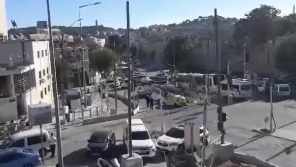 ДРАМА У ЈЕРУСАЛИМУ: Терористички напад, рањени израелски полицајци (ВИДЕО) ДРАМА У ЈЕРУСАЛИМУ: Терористички напад, рањени израелски полицајци (ВИДЕО)