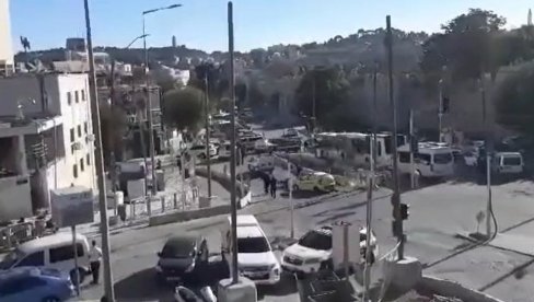 САМИ РУШЕ СВОЈЕ ДОМОВЕ: Израелске власти натерале Палестинца да сруши сопствену кућу у источном Јерусалиму САМИ РУШЕ СВОЈЕ ДОМОВЕ: Израелске власти натерале Палестинца да сруши сопствену кућу у источном Јерусалиму