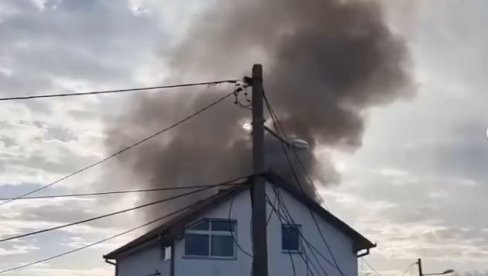 PRVI SNIMCI POŽARA U KOME JE STRADALO DETE: Kulja gust dim - vatrogasci se bore sa vatrom u Železniku (VIDEO) PRVI SNIMCI POŽARA U KOME JE STRADALO DETE: Kulja gust dim - vatrogasci se bore sa vatrom u Železniku (VIDEO)