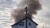 PRVI SNIMCI POŽARA U KOME JE STRADALO DETE: Kulja gust dim - vatrogasci se bore sa vatrom u Železniku (VIDEO) PRVI SNIMCI POŽARA U KOME JE STRADALO DETE: Kulja gust dim - vatrogasci se bore sa vatrom u Železniku (VIDEO)