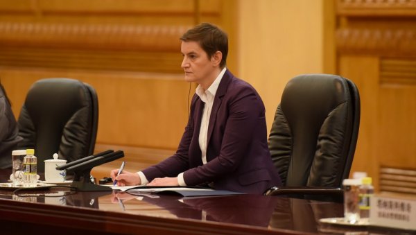 БРНАБИЋЕВА О НАСТАВКУ ПРЉАВЕ КАМПАЊЕ: Стигла је наредба - из свих оружја по породици Вучић БРНАБИЋЕВА О НАСТАВКУ ПРЉАВЕ КАМПАЊЕ: Стигла је наредба - из свих оружја по породици Вучић