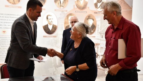 KROV NAD GLAVOM ZA MIRAN SAN: U Kraljevu potpisana 53 ugovora o neprofitnom zakupu socijalnih stanova (FOTO) KROV NAD GLAVOM ZA MIRAN SAN: U Kraljevu potpisana 53 ugovora o neprofitnom zakupu socijalnih stanova (FOTO)