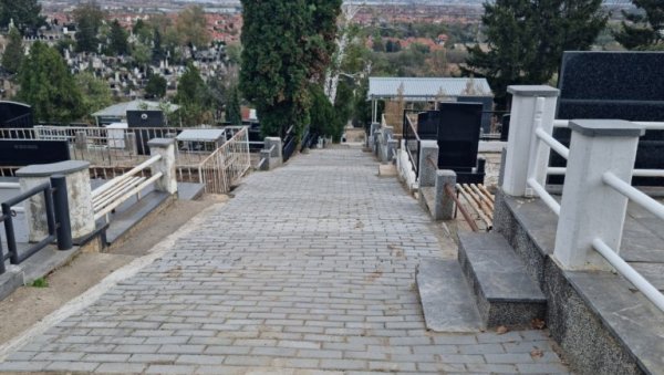 НАСТАВАК РАДОВА НА ЛЕСКОВАЧКОМ ГРОБЉУ: Уређено више од 600 метара стаза НАСТАВАК РАДОВА НА ЛЕСКОВАЧКОМ ГРОБЉУ: Уређено више од 600 метара стаза