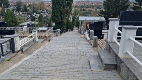 NASTAVAK RADOVA NA LESKOVAČKOM GROBLJU: Uređeno više od 600 metara staza NASTAVAK RADOVA NA LESKOVAČKOM GROBLJU: Uređeno više od 600 metara staza