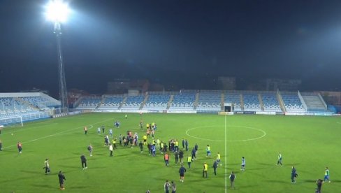 UZAVRELE STRASTI: Sukob na terenu po završetku meča Novi Pazar - Partizan UZAVRELE STRASTI: Sukob na terenu po završetku meča Novi Pazar - Partizan