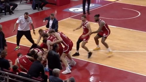 KOŠARKAŠKI TRILER U LAKTAŠIMA: Bojan Subotić u poslednjoj sekundi pogodio za pobedu FMP-a nad Igokeom (VIDEO) KOŠARKAŠKI TRILER U LAKTAŠIMA: Bojan Subotić u poslednjoj sekundi pogodio za pobedu FMP-a nad Igokeom (VIDEO)