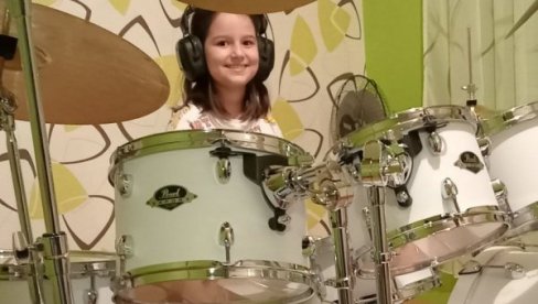 MALA BUBNJARKA „RAZBIJA“ RITMOM: Hana Milutinović (9) sad ima profesionalni instrument (FOTO) MALA BUBNJARKA „RAZBIJA“ RITMOM: Hana Milutinović (9) sad ima profesionalni instrument (FOTO)