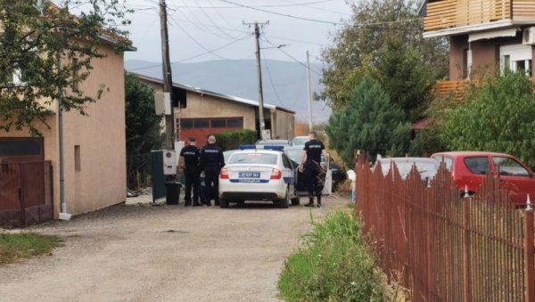 ПОЗНАТО СТАЊЕ ПОВРЕЂЕНИХ ПОЛИЦАЈАЦА: Мушкарац ког су јурили закуцао се у њихов аутомобил (ФОТО) ПОЗНАТО СТАЊЕ ПОВРЕЂЕНИХ ПОЛИЦАЈАЦА: Мушкарац ког су јурили закуцао се у њихов аутомобил (ФОТО)
