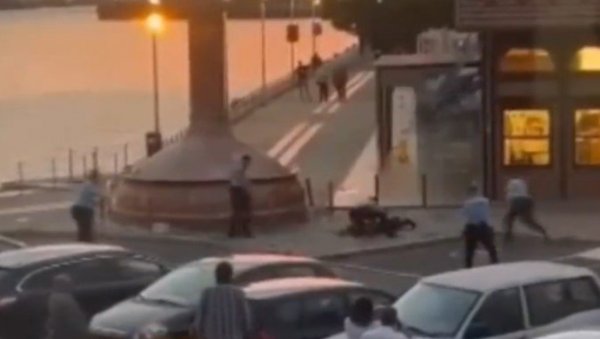 ИЗГУБЉЕНИ У ПРЕВОДУ: Конобарима грешком рекао да код себе има гранату, полиција одмах реаговала (ВИДЕО) ИЗГУБЉЕНИ У ПРЕВОДУ: Конобарима грешком рекао да код себе има гранату, полиција одмах реаговала (ВИДЕО)