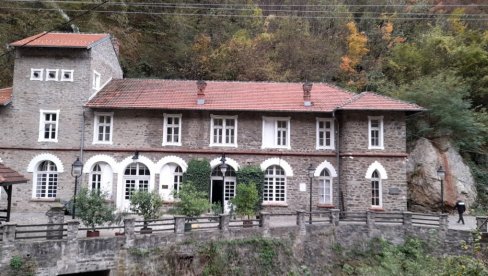 PODIGNUTA RUČNIM ALATOM - OD KAMENA I NA KAMENU: Mala hidroelektrana „Vučje“, ponos juga Srbije (FOTO/ VIDEO) PODIGNUTA RUČNIM ALATOM - OD KAMENA I NA KAMENU: Mala hidroelektrana „Vučje“, ponos juga Srbije (FOTO/ VIDEO)