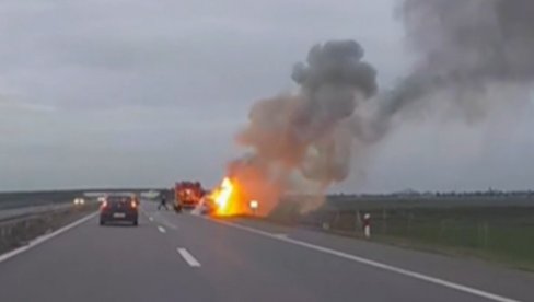 ZAPALIO SE AUTO KOD BAČKE TOPOLE: Vatrogasci hitno izašli na lice mesta (VIDEO) ZAPALIO SE AUTO KOD BAČKE TOPOLE: Vatrogasci hitno izašli na lice mesta (VIDEO)