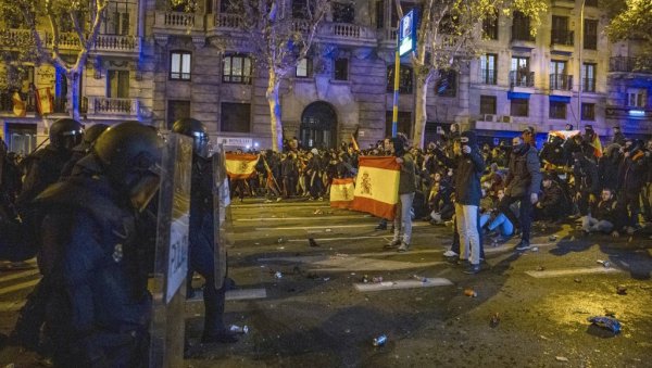 ГОРИ МАДРИД - ПРЕМИЈЕР ОПТУЖЕН ЗА ИЗДАЈУ ЗБОГ АМНЕСТИЈЕ КАТАЛОНСКИХ СЕПАРАТИСТА: Сукоб полиције и демонстраната (ФОТО/ВИДЕО) ГОРИ МАДРИД - ПРЕМИЈЕР ОПТУЖЕН ЗА ИЗДАЈУ ЗБОГ АМНЕСТИЈЕ КАТАЛОНСКИХ СЕПАРАТИСТА: Сукоб полиције и демонстраната (ФОТО/ВИДЕО)