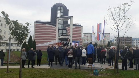 OSVEŠTANA CRKVA NA VELJINAMA U ISTOČNOJ ILIDŽI: Sećanje na 2.793 poginula borca iz Sarajevsko-romanijske regije OSVEŠTANA CRKVA NA VELJINAMA U ISTOČNOJ ILIDŽI: Sećanje na 2.793 poginula borca iz Sarajevsko-romanijske regije