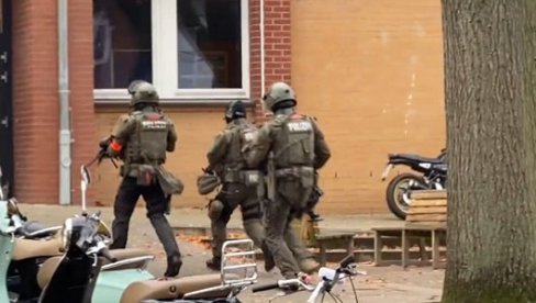 PRVI SNIMCI DRAME U HAMBURGU: Specijalci okružili školu, traga se za naoružanim učenicima (FOTO/VIDEO) PRVI SNIMCI DRAME U HAMBURGU: Specijalci okružili školu, traga se za naoružanim učenicima (FOTO/VIDEO)