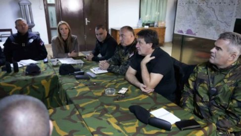ZA 10 DANA OTKRIVENO OKO 4.500 MIGRANATA: Od početka akcije policije pronađena i gomila oružja, kontrolisano preko 81.000 vozila (FOTO) ZA 10 DANA OTKRIVENO OKO 4.500 MIGRANATA: Od početka akcije policije pronađena i gomila oružja, kontrolisano preko 81.000 vozila (FOTO)