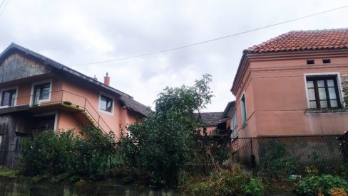 DETALJI POKUŠAJA UBISTVA U SVOJNOVU: Sin mesecima pričao po selu da će da pobije roditelje? (FOTO) DETALJI POKUŠAJA UBISTVA U SVOJNOVU: Sin mesecima pričao po selu da će da pobije roditelje? (FOTO)