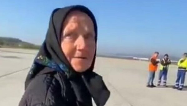 ПРЕКРСТИЛА СЕ И УШЛА, А МНОГЕ ЈЕ ОВАЈ СНИМАК ГАНУО: Мајка, 80 година, први пут у авиону, иде код деце у Америку (ВИДЕО) ПРЕКРСТИЛА СЕ И УШЛА, А МНОГЕ ЈЕ ОВАЈ СНИМАК ГАНУО: Мајка, 80 година, први пут у авиону, иде код деце у Америку (ВИДЕО)