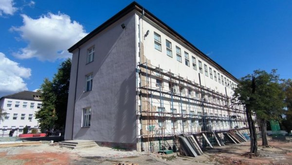 ИЗГЛЕД ШКОЛЕ ВРЕДАН: Коначно обнова једне од најстаријих зграда у Бору, на уређење чекали четири деценије ИЗГЛЕД ШКОЛЕ ВРЕДАН: Коначно обнова једне од најстаријих зграда у Бору, на уређење чекали четири деценије