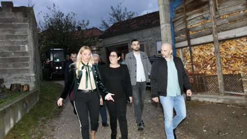 POLJOPRIVREDA ĆE BITI STRATEŠKO OPREDELJENJE NAŠE DRŽAVE: Ministarka Jelena Tanasković sa domaćinima na području Niša (FOTO) POLJOPRIVREDA ĆE BITI STRATEŠKO OPREDELJENJE NAŠE DRŽAVE: Ministarka Jelena Tanasković sa domaćinima na području Niša (FOTO)