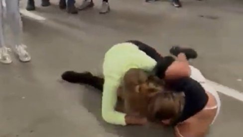 BRUTALNA TUČA DEVOJAKA U GARAŽI: Vukle se za kosu i udarale pesnicama, ostali gledali i navijali (VIDEO) BRUTALNA TUČA DEVOJAKA U GARAŽI: Vukle se za kosu i udarale pesnicama, ostali gledali i navijali (VIDEO)