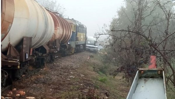 ТЕЖАК УДЕС КОД ДОЉЕВЦА: Судар воза и комбија, муж и жена превезени у УКЦ Ниш (ФОТО) ТЕЖАК УДЕС КОД ДОЉЕВЦА: Судар воза и комбија, муж и жена превезени у УКЦ Ниш (ФОТО)