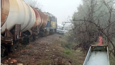 TEŽAK UDES KOD DOLJEVCA: Sudar voza i kombija, muž i žena prevezeni u UKC Niš (FOTO) TEŽAK UDES KOD DOLJEVCA: Sudar voza i kombija, muž i žena prevezeni u UKC Niš (FOTO)