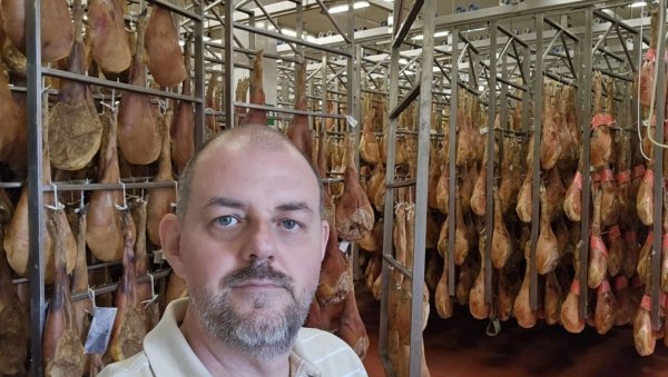 ЗБОГ НАУКЕ ПРАВИМ РУПУ У КУЋНОМ БУЏЕТУ: Проф. др Игор Томашевић, један од најцитиранијих научника на свету ЗБОГ НАУКЕ ПРАВИМ РУПУ У КУЋНОМ БУЏЕТУ: Проф. др Игор Томашевић, један од најцитиранијих научника на свету