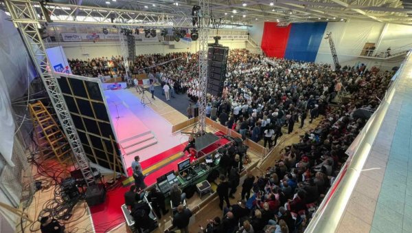 ПИРОЋАНЦИ ЧЕКАЈУ ВУЧИЋА: Велики број грађана на скупу листе „Александар Вучић - Србија не сме да стане“ (ФОТО) ПИРОЋАНЦИ ЧЕКАЈУ ВУЧИЋА: Велики број грађана на скупу листе „Александар Вучић - Србија не сме да стане“ (ФОТО)